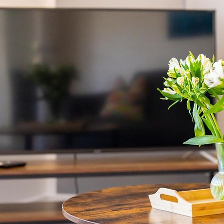 Central Serviced Apartments - 2 Bedroom - Free Street Parking - Fast Wifi - Smart Tvs In All Rooms - Ground Level - Family Neighbourhood - 3 X Double Beds - Heating 24-7 - Trade Stays - Weekly & Monthly Offers Dundee Bagian luar foto