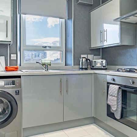 Central Serviced Apartments - 2 Bedroom - Free Street Parking - Fast Wifi - Smart Tvs In All Rooms - Ground Level - Family Neighbourhood - 3 X Double Beds - Heating 24-7 - Trade Stays - Weekly & Monthly Offers Dundee Bagian luar foto