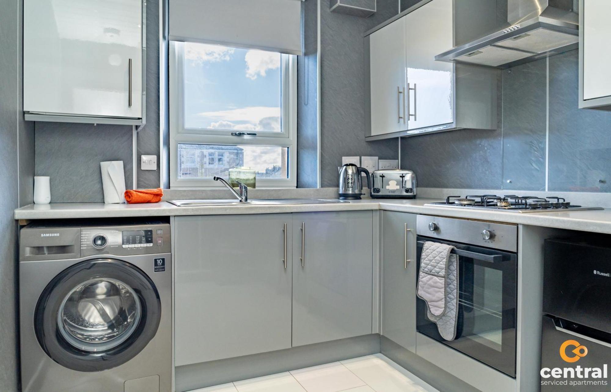 Central Serviced Apartments - 2 Bedroom - Free Street Parking - Fast Wifi - Smart Tvs In All Rooms - Ground Level - Family Neighbourhood - 3 X Double Beds - Heating 24-7 - Trade Stays - Weekly & Monthly Offers Dundee Bagian luar foto