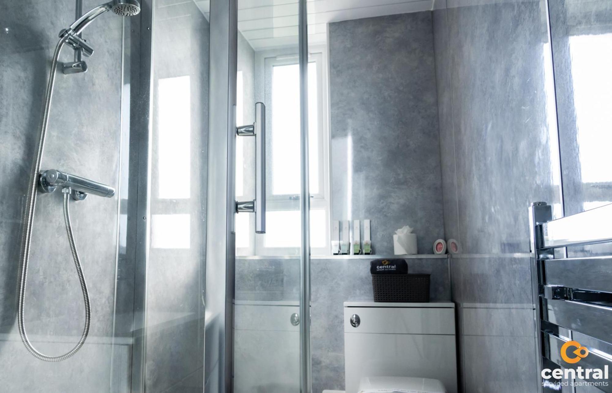 Central Serviced Apartments - 2 Bedroom - Free Street Parking - Fast Wifi - Smart Tvs In All Rooms - Ground Level - Family Neighbourhood - 3 X Double Beds - Heating 24-7 - Trade Stays - Weekly & Monthly Offers Dundee Bagian luar foto