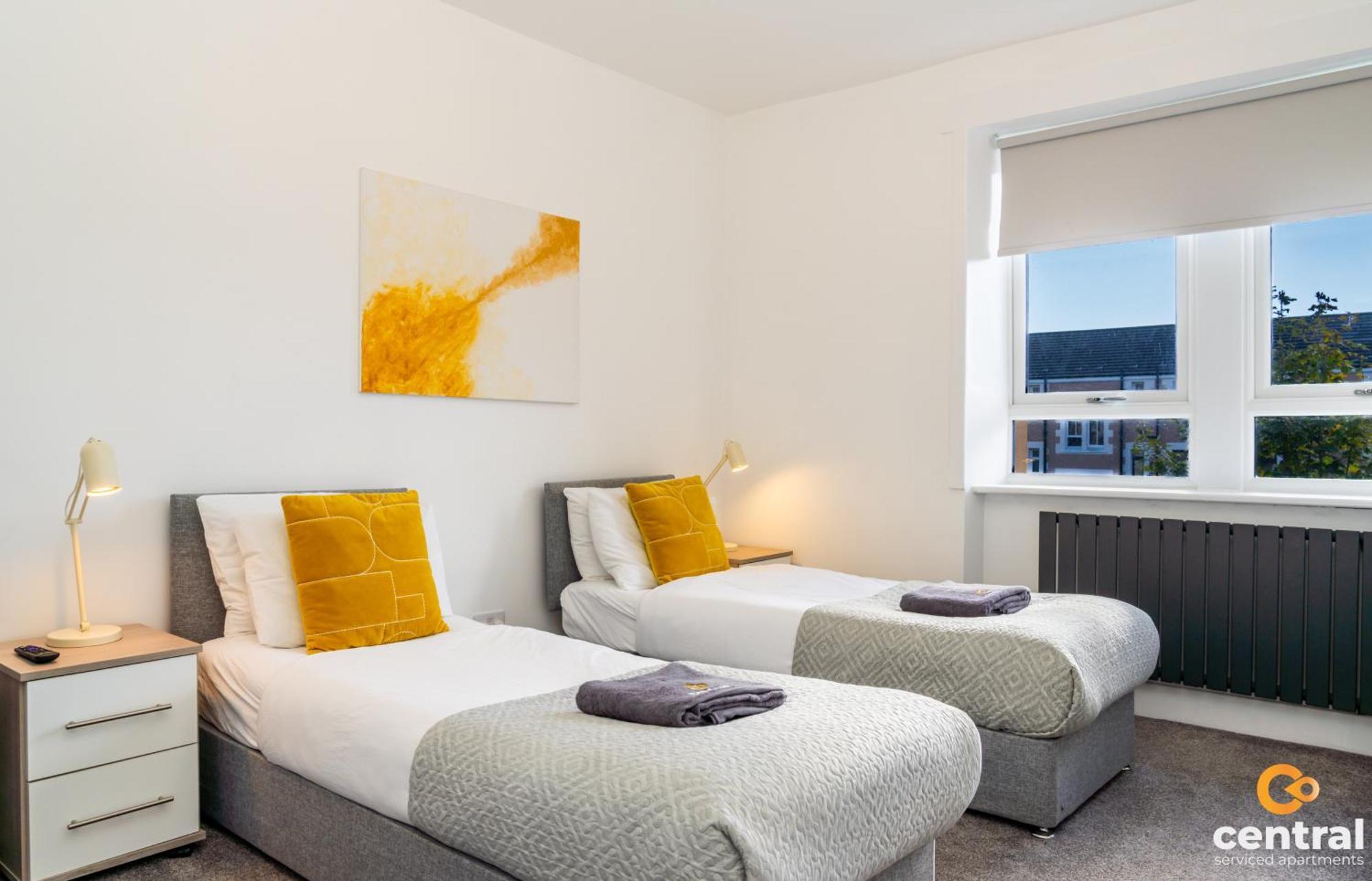 Central Serviced Apartments - 2 Bedroom - Free Street Parking - Fast Wifi - Smart Tvs In All Rooms - Ground Level - Family Neighbourhood - 3 X Double Beds - Heating 24-7 - Trade Stays - Weekly & Monthly Offers Dundee Bagian luar foto