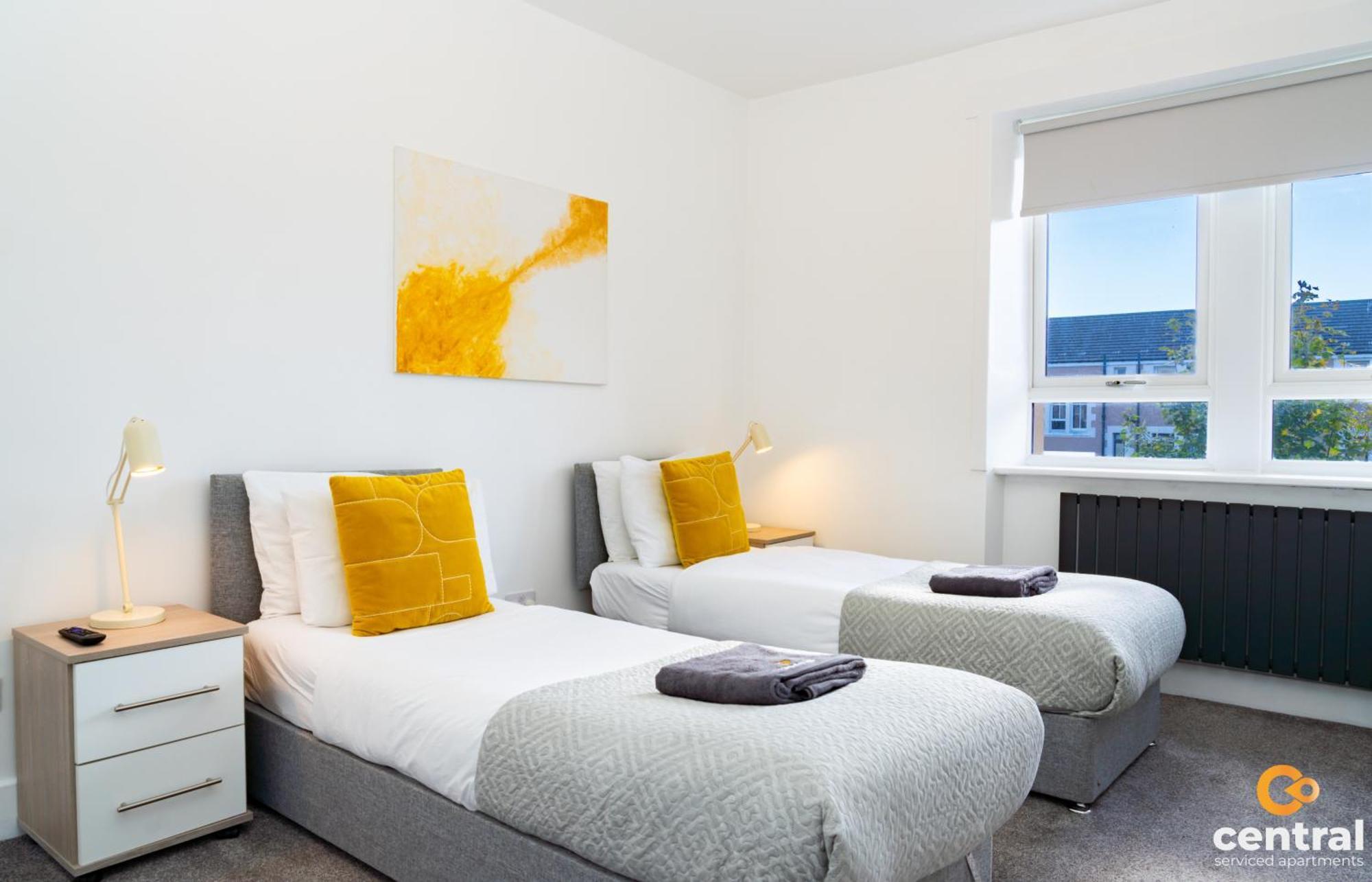 Central Serviced Apartments - 2 Bedroom - Free Street Parking - Fast Wifi - Smart Tvs In All Rooms - Ground Level - Family Neighbourhood - 3 X Double Beds - Heating 24-7 - Trade Stays - Weekly & Monthly Offers Dundee Bagian luar foto