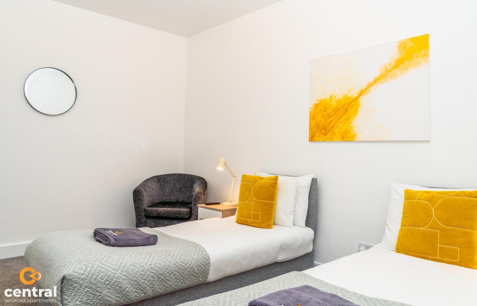 Central Serviced Apartments - 2 Bedroom - Free Street Parking - Fast Wifi - Smart Tvs In All Rooms - Ground Level - Family Neighbourhood - 3 X Double Beds - Heating 24-7 - Trade Stays - Weekly & Monthly Offers Dundee Bagian luar foto